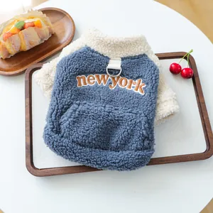Détail du gilet en polaire pour animaux avec broderie New York et anneau en D intégré