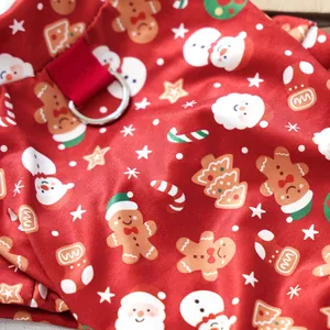 Détail du tissu de gilet de Noël pour animaux avec motifs festifs et boucle en D métal