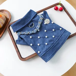Detalle de chaleco vaquero para mascotas con perlas y colgante 'You are My Sunshine'