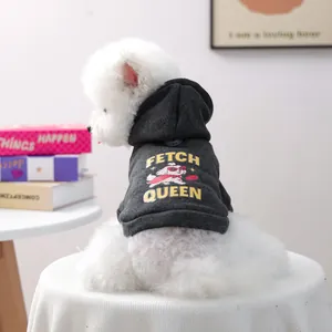 Détail du sweat à capuche gris foncé pour chien avec texte Fetch Queen et imprimé