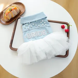 Dettaglio dell'abito da sposa per cani in denim con perle e scritta scintillante