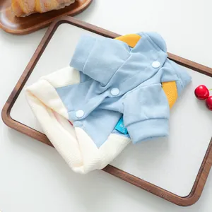 Detalle del cárdigan azul claro para mascotas con botones blancos y textura de punto suave