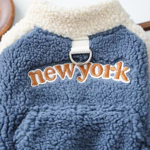 Détail du gilet polaire bleu pour animaux avec col en fausse fourrure et broderie