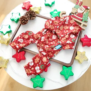 Détail de la combinaison de Noël pour animaux avec motifs festifs et poignets côtelés