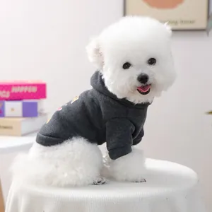 Détail de la capuche et texture douce d'un sweat à capuche gris foncé pour petits chiens