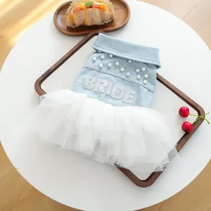 Dettaglio dell'abito da sposa per animali con scritta BRIDE e colletto di perle eleganti