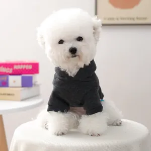 Détail d'un sweat à capuche gris foncé pour animaux avec doublure polaire douce