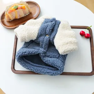 Détail du gilet en polaire sherpa bleu et blanc avec texture chaude et tissu épais