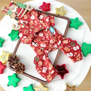 Pyjama de Noël détaillé pour chien avec motifs festifs de Père Noël et bonhommes