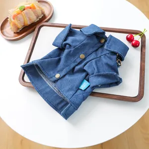 Detalle de chaqueta vaquera azul oscuro para mascotas con botones de cobre y etiqueta