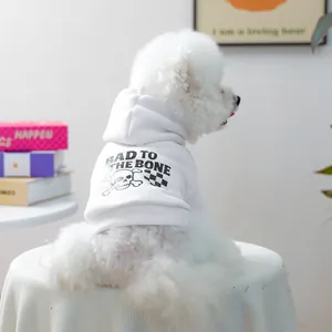 Gros plan du sweat à capuche blanc pour chien avec motif Bad to the Bone