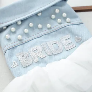 Dettaglio del vestito in denim per cani con testo Bride e decorazioni di perle