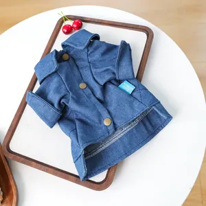 Detalle de chaqueta vaquera para perro con botones metálicos y etiqueta de marca tejida