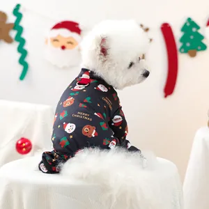Détail d'une grenouillère de Noël pour animaux avec imprimés festifs et anneau en D métallique