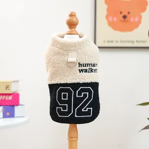 Detail der Fleece-Haustierweste mit D-Ring für Leinen und Human Walker Stickerei