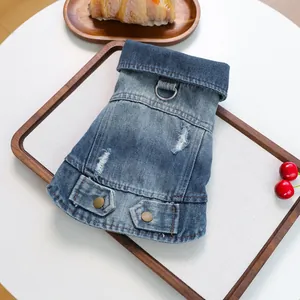 Detail van lichtblauw denim hondenhalsvest met metalen D-ring en vintage accenten