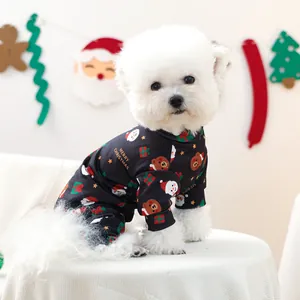 Détail d'une grenouillère de Noël en coton doux pour petit chien avec imprimés festifs