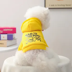 Détail du sweat à capuche jaune pour chien avec imprimé 'BAD TO THE BONE' en polaire