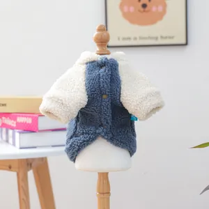 Détail du sweat à capuche pour animaux en polaire sherpa avec boutons décoratifs