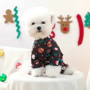 Détail d'un pyjama de Noël pour animaux avec motifs Père Noël et rennes sur tissu noir doux