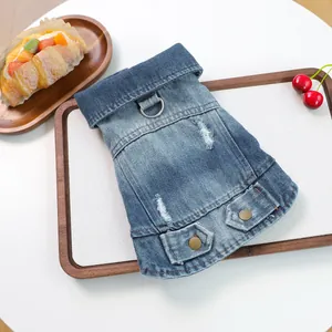 Detail van blauw denim huisdiervest met metalen D-ring voor riem en vintage knopen