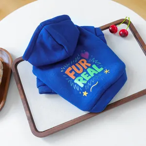 Détail du sweat à capuche bleu pour animaux avec imprimé Fur Real et tissu doux en coton