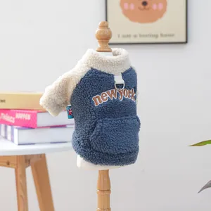 Détail du sweat polaire pour chien avec broderie New York et anneau en D marin