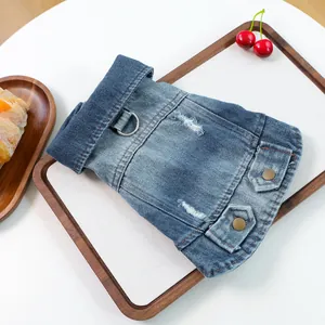 Detail van vintage denim hondenvest met gewassen stof, D-ring en metalen knopen