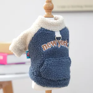 Détail du pull pour animal en laine d'agneau avec broderie New York et anneau en D métal