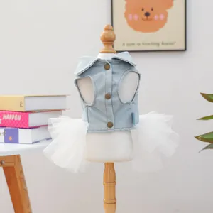 Dettaglio dell'abito in denim per cani con gonna in tulle bianco e bottoni di bronzo