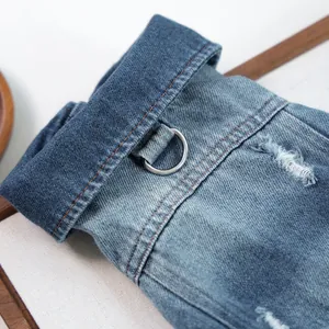 Detailopname van denim huisdierjas met vintage wassing en stevige metalen D-ringbevestiging