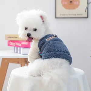 Gros plan du gilet en polaire bleue pour chien avec broderie et anneau en D en métal