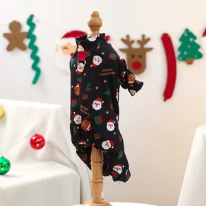 Détail de pyjama de Noël pour chien avec motifs Père Noël sur un support en bois