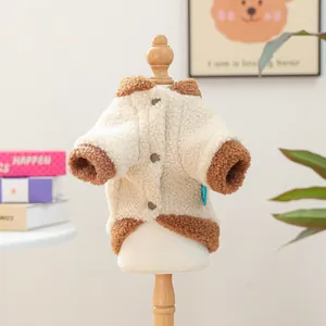 Detail der warmen Sherpa-Fleece-Haustierweste mit braunem Rand und Rückenknöpfen