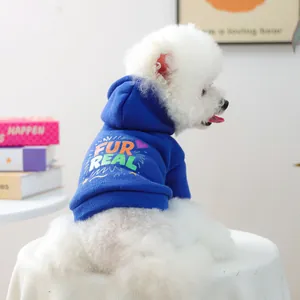 Détail du sweat à capuche bleu marine pour chien avec imprimé FUR REAL pour l'automne