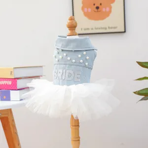 Dettaglio dell'abito da sposa per animali con corpetto in denim, perle e ricamo BRIDE