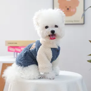 Détail du sweat à capuche pour animal en polaire avec contraste bleu-blanc et broderie