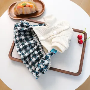 Détail d'une robe de luxe en tweed pour chien avec haut en tricot et motif bleu