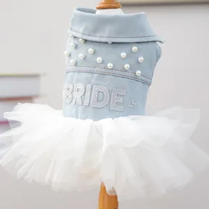 Dettaglio dell'abito da sposa per animali con corpetto in jeans perle e tutù di tulle