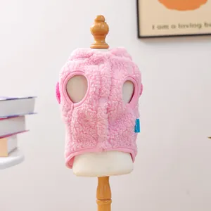 Detailansicht der rosa Plüsch-Haustierweste mit drei Druckknöpfen auf einem Holzmodell