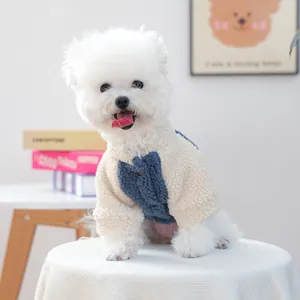 Gros plan sur un gilet épais en polaire sherpa pour chien Bichon Frisé en automne-hiver