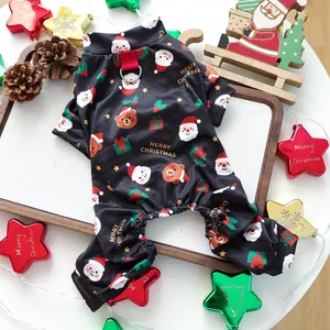 Détails d'un pyjama de Noël pour animaux avec motifs festifs et anneau en D en métal