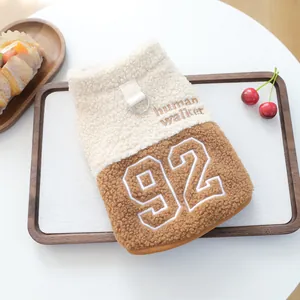 Detail der Haustier-Vliesweste mit D-Ring und 92-Stickerei auf warmem Patchwork-Stoff