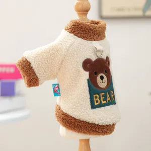 Nahaufnahme warmer Plüsch-Haustierpullover mit Bärenstickerei und praktischem D-Ring-Verschluss