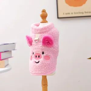 Detailansicht der rosa Lammwoll-Haustierweste mit Schweinchen-Design und stabilem D-Ring