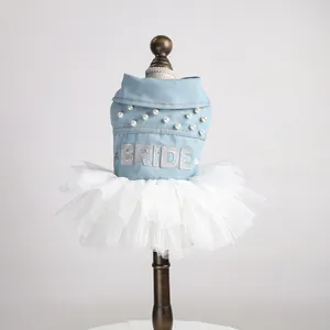 Abito da sposa per cani in denim e tulle con perle e scritta Bride lucida