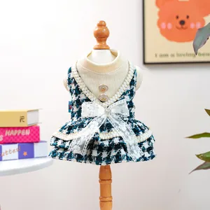 Détail d'une robe en tweed pour animaux avec jupe à volants, nœud en dentelle et strass