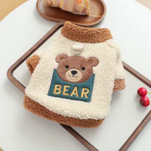 Detail eines warmen Teddy-Fleece-Haustier-Hoodies mit Bärenstickerei und Metall-D-Ring