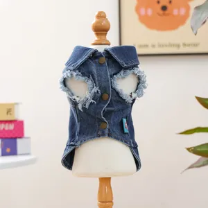 Detail van het denim huisdier vest met retro knopen en gerafelde randen bij de armen