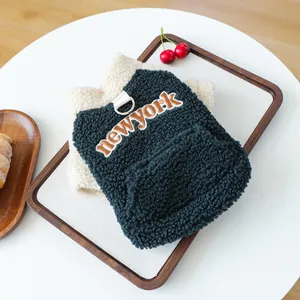 Détail de la broderie New York sur le pull chaud en laine d'agneau verte pour animaux